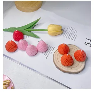 Handgefertigte Erdbeer Duftkerze, realistische Frucht Wachs Aromatherapie fuer Heimdeko Geschenke.
