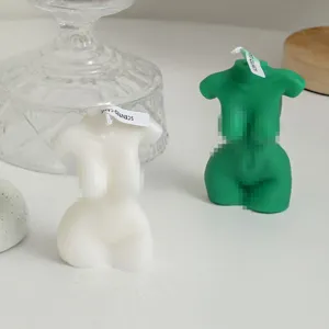 Squisito set di candele profumate a corpo di donna, decorazione d'interni e cera rilassante.