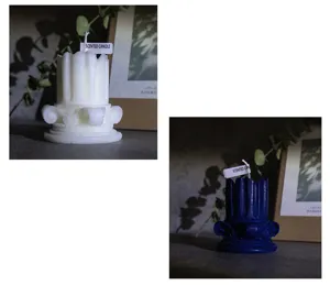 Vista detallada de la vela aromatica en columna con textura delicada y etiqueta en la mecha.