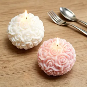 Sphärische Rosen Duftkerzen brennend Detailansicht, elegante romantische Heimdeko.