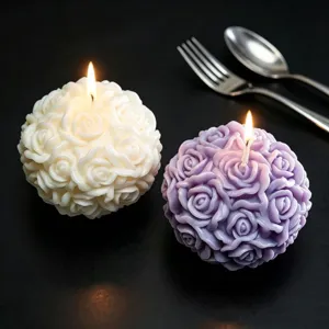 Exquisite kugelförmige Rosen-Duftkerzen in Weiß und Lila, ideal für romantische Dekoration.