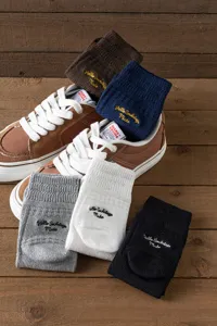 Ιαπωνικές κοντές κάλτσες waffle knit με κομψή λεπτομέρεια κεντήματος γραμμάτων.