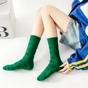 Grüne flauschige Wadenstrümpfe mit Kaktusmuster, kuschelige Wintersocken für Damen.