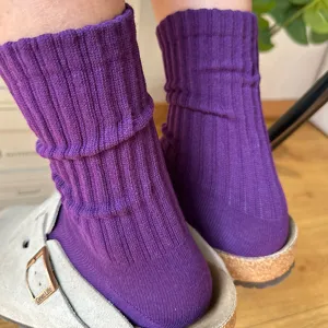 Calcetín morado de canalé detallado con textura de punto suave para comodidad diaria.