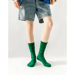Bequeme grüne Baumwoll-Wadensocken mit Blumenmuster, warm und stilvoll für den Alltag.