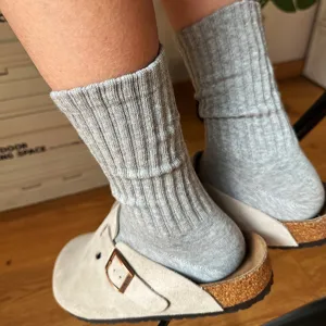 Calcetines acanalados grises cómodos, perfectos para el uso diario y estilos retro.