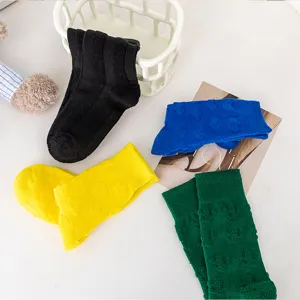 Kuschelige Baumwoll-Socken für den kalten Winter, mittelhoche Socken mit schönen Blumenmustern.