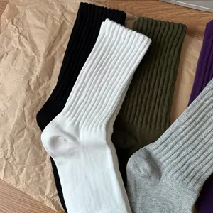Primer plano detallado de calcetines de tubo medio acanalados informales en varios colores.