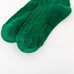 Wuschelige dunkelgrüne Winter-Frotteesocken aus Baumwolle mit feiner Kaktus-Struktur.
