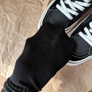 Primer plano detallado de calcetines de malla negra que muestran textura y elasticidad.