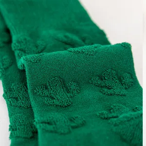 Grüne strukturierte Thermo-Wadenstrümpfe Detail, kuschelige Wintersocken mit Schlingenoptik.