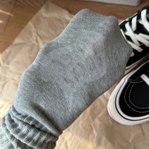 Primer plano de calcetines de malla gris transpirable usados en la mano textura suave.