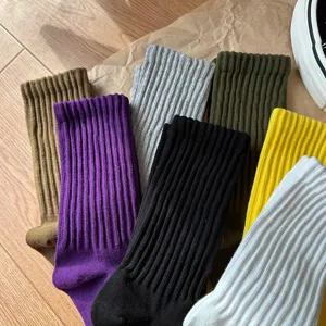 Calcetines de tubo medio lisos de estilo japonés, transpirables y modernos para parejas.