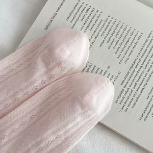 Rosa Mesh Rüschen Mittelsocken Detailaufnahme, süßer Ballett-Stil Strickstrumpf.