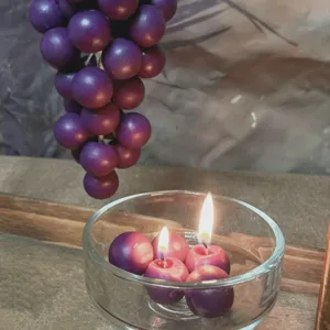 Kreative duftende Kerzen im Traubenform-Design mit hängendem Büschel und Glasschale.