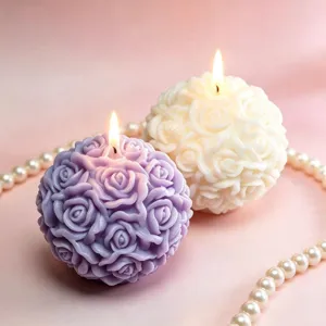 Wunderschöne kugelförmige Rosenduftkerzen in Lila und Weiß, ideales romantisches Valentinsgeschenk.