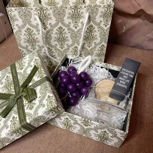 Detailansicht des lila Trauben Duftkerzen Geschenkset mit Glas und dekorativer Glückwunschkarte.