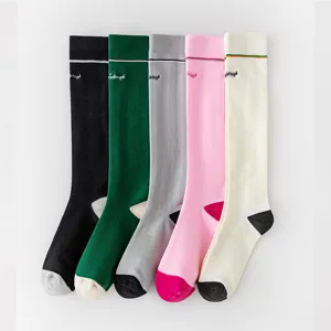 Calcetines deportivos de compresión de malla multicolor para mujer, ideales para correr y fitness.