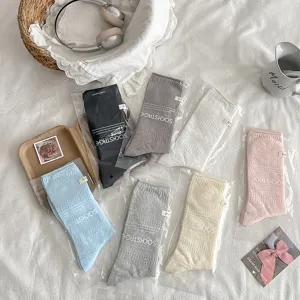 Schicke, atmungsaktive Baumwoll-Mittelsocken in vielen Farben, stilvoll verpackt mit Etikett.