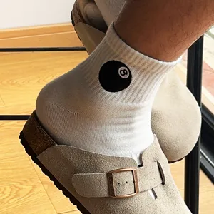 Calzini bianchi da uomo e donna con ricamo di palla da biliardo 8 per look streetwear.