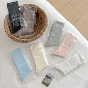 Detailansicht atmungsaktiver Baumwoll-Mittelsocken in verschiedenen klassischen Pastellfarben.
