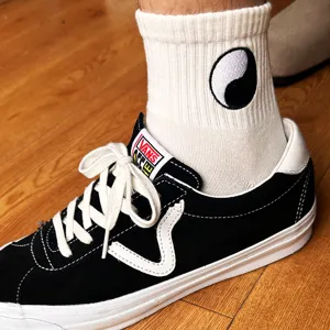 Calzini da skate bianchi unisex con elegante ricamo yin yang, perfetti per lo streetwear estivo.