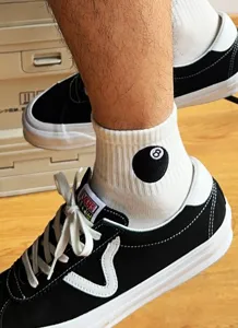 Trendy calze bianche con ricamo classico della palla da biliardo nera. Stile streetwear.