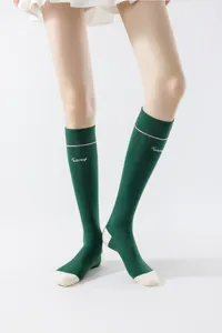 Vista detallada de calcetines deportivos de compresión verdes con textura transpirable.