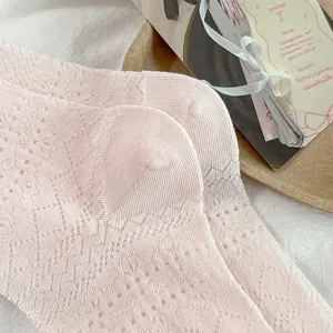 Rosa spitzen mesh socken fuer damen, leichte atmungsaktive baumwollmischung mittellang stil.