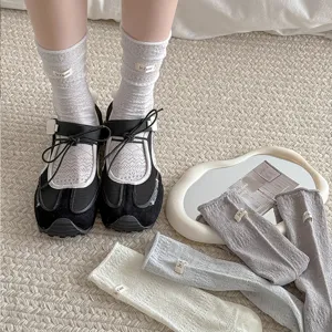 Sommer dünne atmungsaktive Baumwolle mittlere Socken mit süßem gewebtem Etikett koreanischer Stil