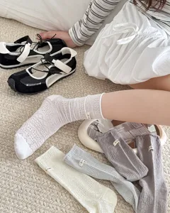 Detailaufnahme von Damen Spitzenmittelsocken mit Stofflabel atmungsaktives Baumwollmaterial