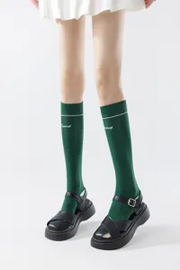 Calcetines de compresión verde oscuro de malla para mujer running yoga vista de detalle.