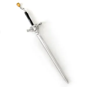 Gedetailleerd overzicht van zilveren zwaardhaarspeld met zwarte handgreep en amberkleurige hanger.