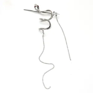 Bacchetta per capelli a serpente argentata con strass brillanti e lunghe catene di nappe.