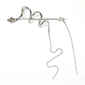 Dettagli in primo piano della forcina per capelli a serpente argentata con strass e cristalli.