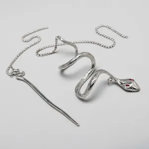 Bacchetta per capelli serpente in argento con nappina in strass, forcina alla moda.