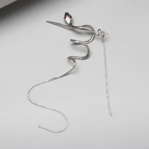 Spilla per capelli a serpente argentata con nappa di strass, vista dettagliata dell'accessorio.