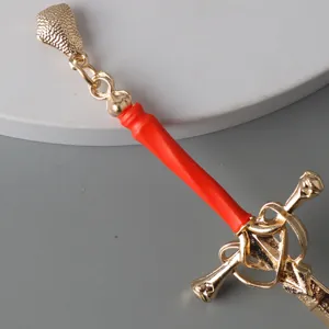 Gedetailleerd uitzicht op Chinese antieke zwaardvormige haarspeld met rode handvat en goud.