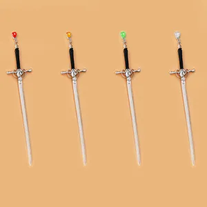 Detailopname van vier Chinese zwaard haarspelden met kleurrijke edelsteen hangers.