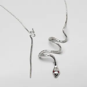 Spilla per capelli a serpente in argento con strass e occhi rossi, accessorio minimalista.