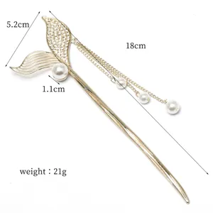 Épingle à cheveux queue de poisson dorée avec strass scintillants, perles élégantes et chaîne.