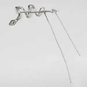 Vista dettagliata del bastoncino per capelli serpente argento con occhi rossi e strass.