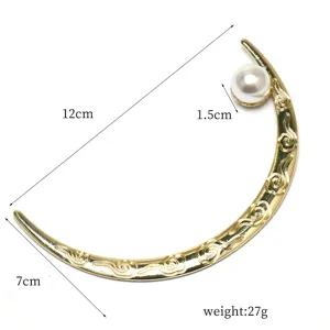Épingle à cheveux croissant de lune dorée avec perle et nuages, accessoire élégant style chinois.