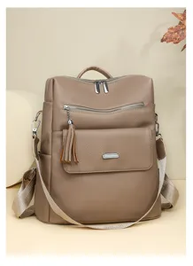 Nahaufnahme des vielseitigen PU-Leder-Rucksacks mit Metallbeschlägen und einem Quasten-Detail.