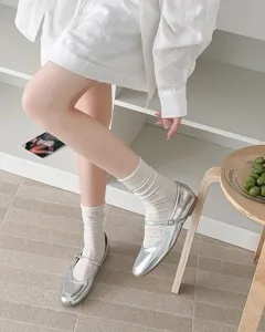 Detailaufnahme von Damen-Spitzen-Mittelsocken mit Stofflabel, atmungsaktiv und modisch.
