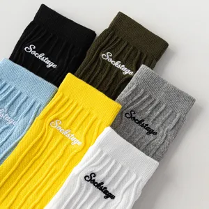Detailansicht trendy Herren Baumwoll Socken mit Stickerei und mehreren Farben im Set.