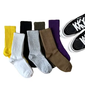 Calcetines de tubo medio acanalados de color liso estilo japonés para hombres y mujeres casual.