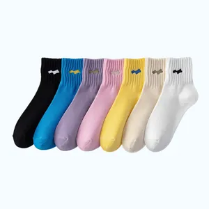 Bunte kurze Baumwollsocken im Set mit süßem Hündchen Stickerei Detail, bequeme Alltagsmode.