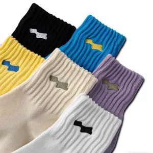 Bunte Rippsocken mit einzigartigem Bestickungsdesign, bequeme Freizeit-Streetwear-Baumwollsocken.