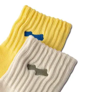 Detailansicht gerippter Kurzsocken mit einzigartigen farbigen Stickereien für Herren und Damen.